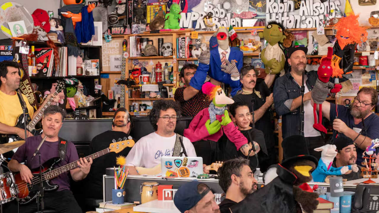 31 Minutos Deslumbra con su Tiny Desk Vibrante Sátira Música y Espíritu Latino