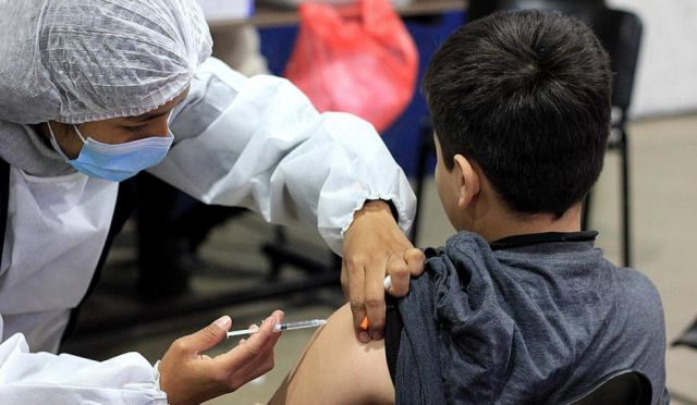 Gobierno coordina vacunación infantil en escuelas para cumplir requisito del Bono Juancito Pinto