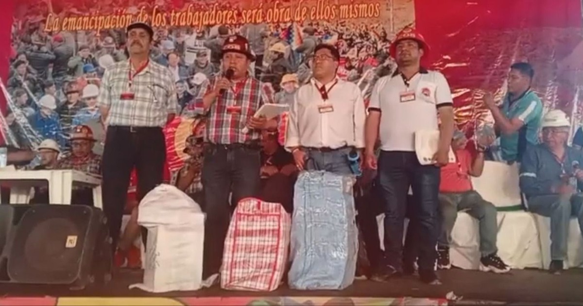 Huarachi Renuncia a la COB Entre Abucheos y Huye en Vehículo con Dirigentes
