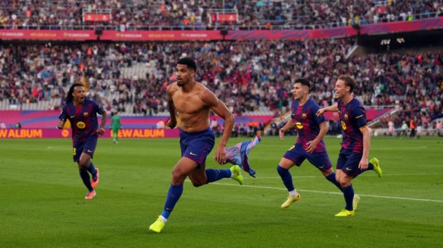 Flick y Araujo salvan al Barcelona en un partido vibrante desatando la euforia en el Camp Nou