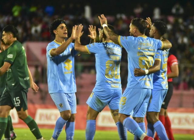 Bolívar humilla a Real Tomayapo con goleada histórica en el IV Centenario Bolívar humilla a Real Tomayapo con goleada histórica en el IV Centenario