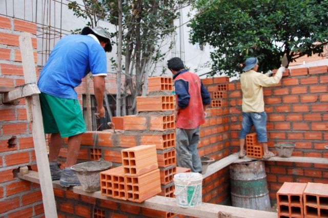 Tarija crisis construcción desempleo masivo constructores buscan trabajo otros departamentos