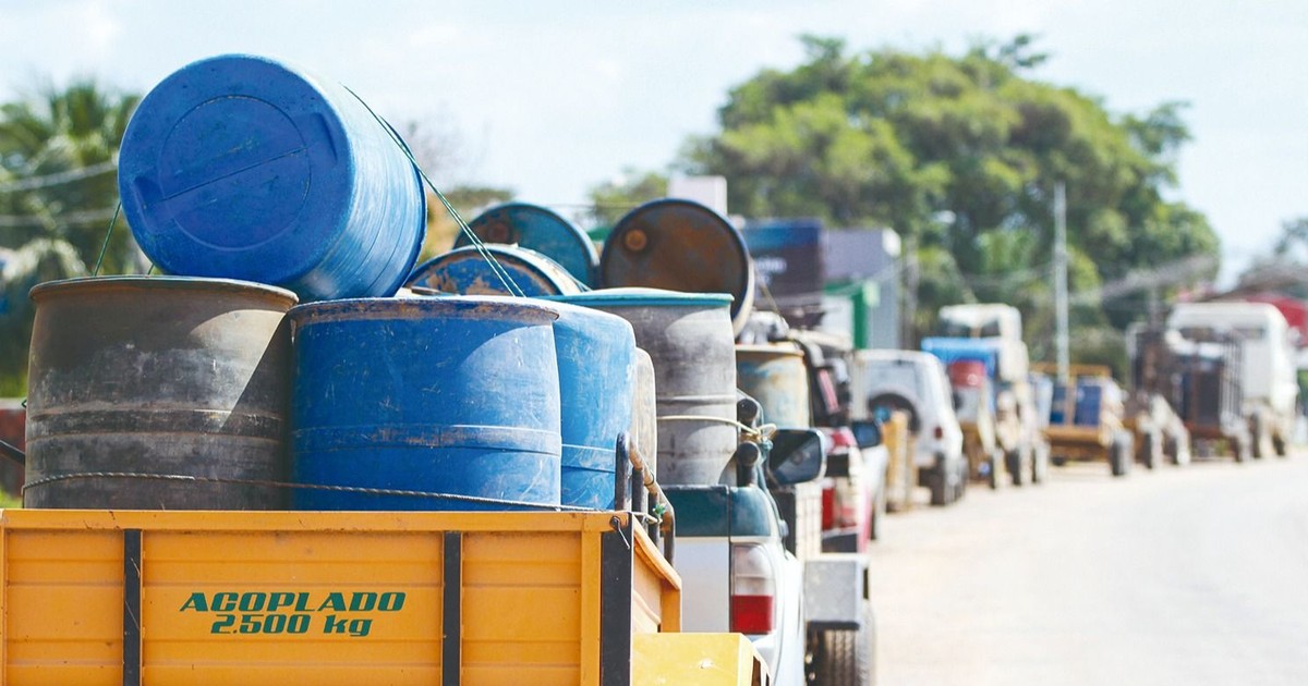 Arce promulga ley corta para importar combustible tras exigencia cívica