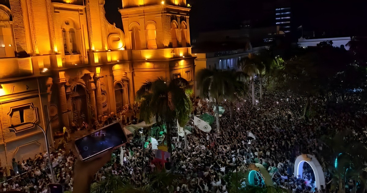 Oriente Petrolero festeja 70 años con emotiva serenata multitudinaria