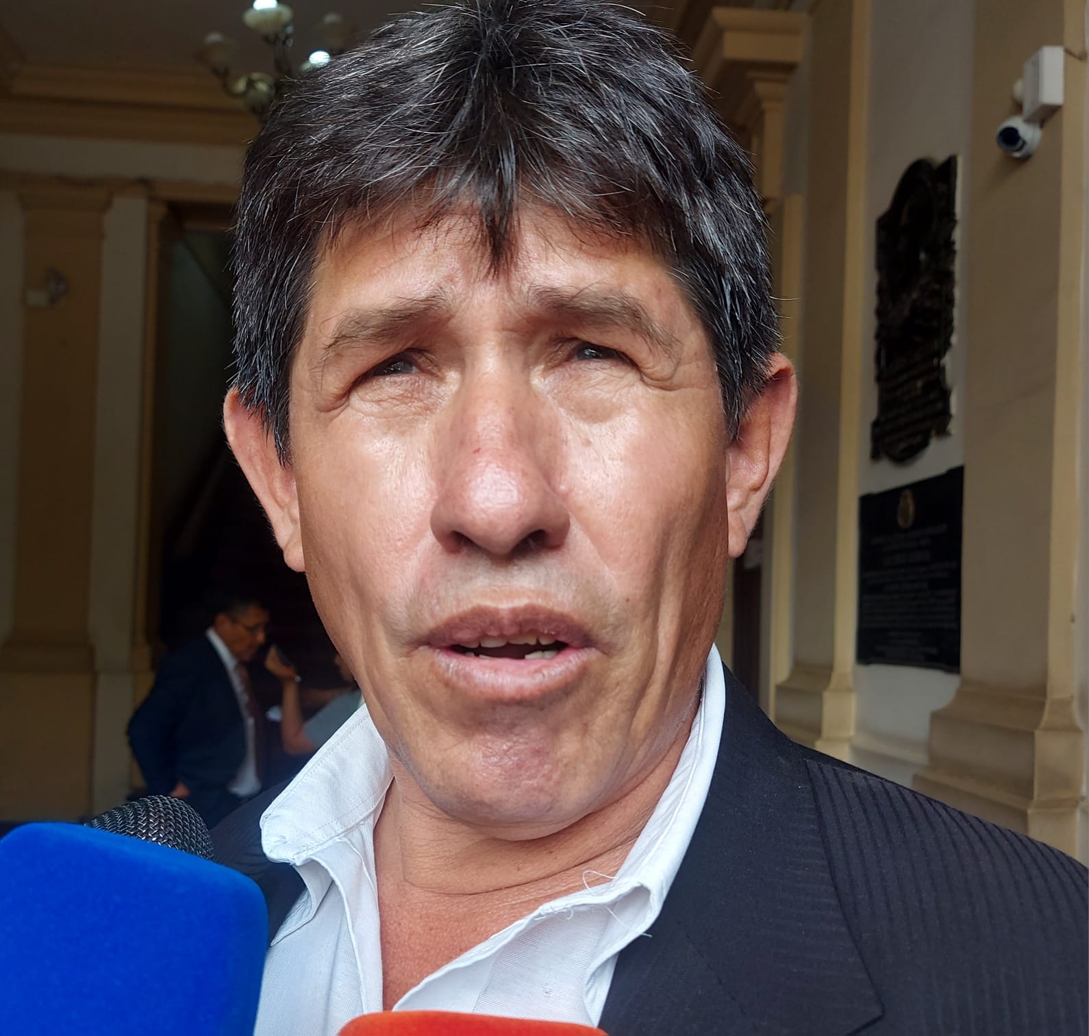 Presidente de Asamblea desmiente compra de camisas y contradice a Romina Salazar Presidente de Asamblea desmiente compra de camisas y contradice a Romina Salazar