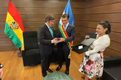 Rodrigo Paz regala a Javier Milei curiosa piedra en acto de asunción presidencial
