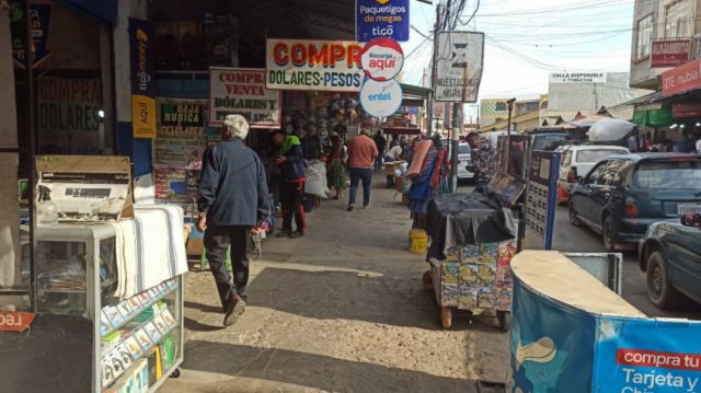 Cambistas Tarija ajustan dólar tras caída nacional