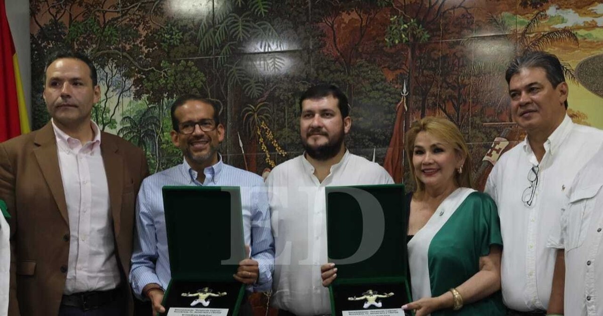 Cívicos honran a Camacho, Áñez y Pumari en Santa Cruz