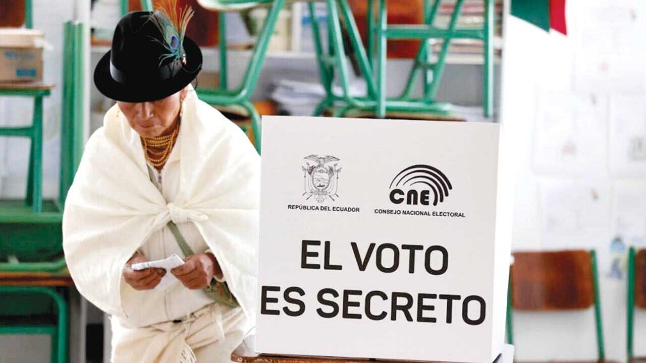 Noboa acepta dimisiones de ministros tras revés en consulta