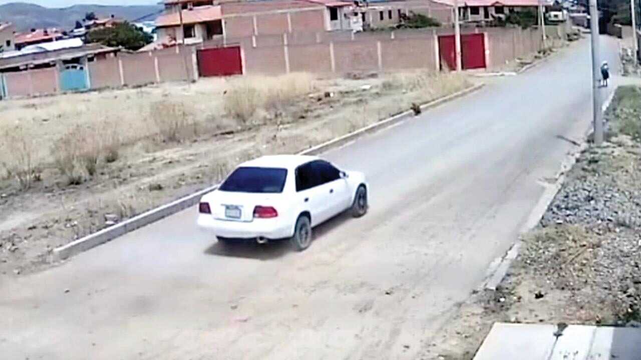 Policía detiene a dos hombres por robo en taxi blanco en Sacaba