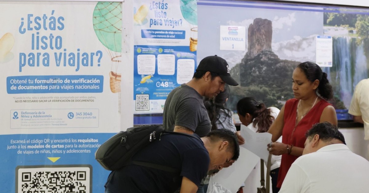 Padres en Bolivia enfrentan trámites engorrosos para obtener permisos de viaje de menores