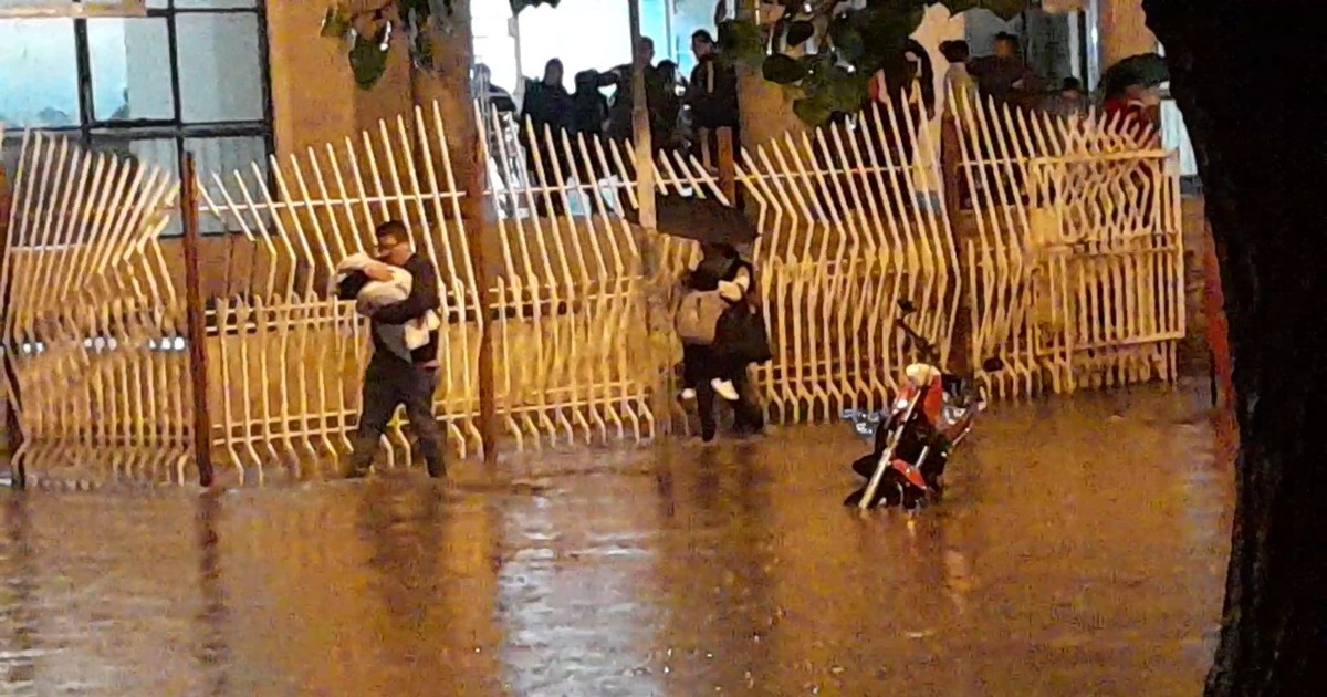 Oruro enfrenta anegamientos tras fuerte lluvia que afecta calles principales