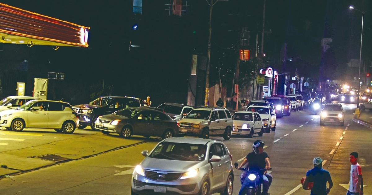 Gobierno de Paz elimina subsidio a carburantes y eleva salario mínimo 20 por ciento