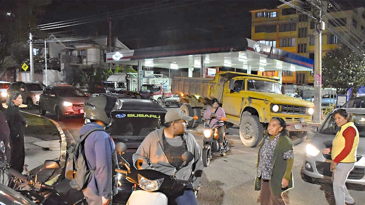 Gobierno anuncia nuevas medidas y precios para combustibles en Bolivia