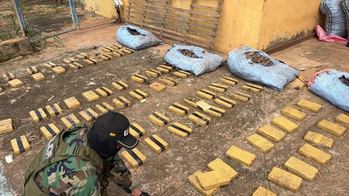 Autoridades de Cobija hallan 80 paquetes de droga camuflados en sacos de papa en terminal