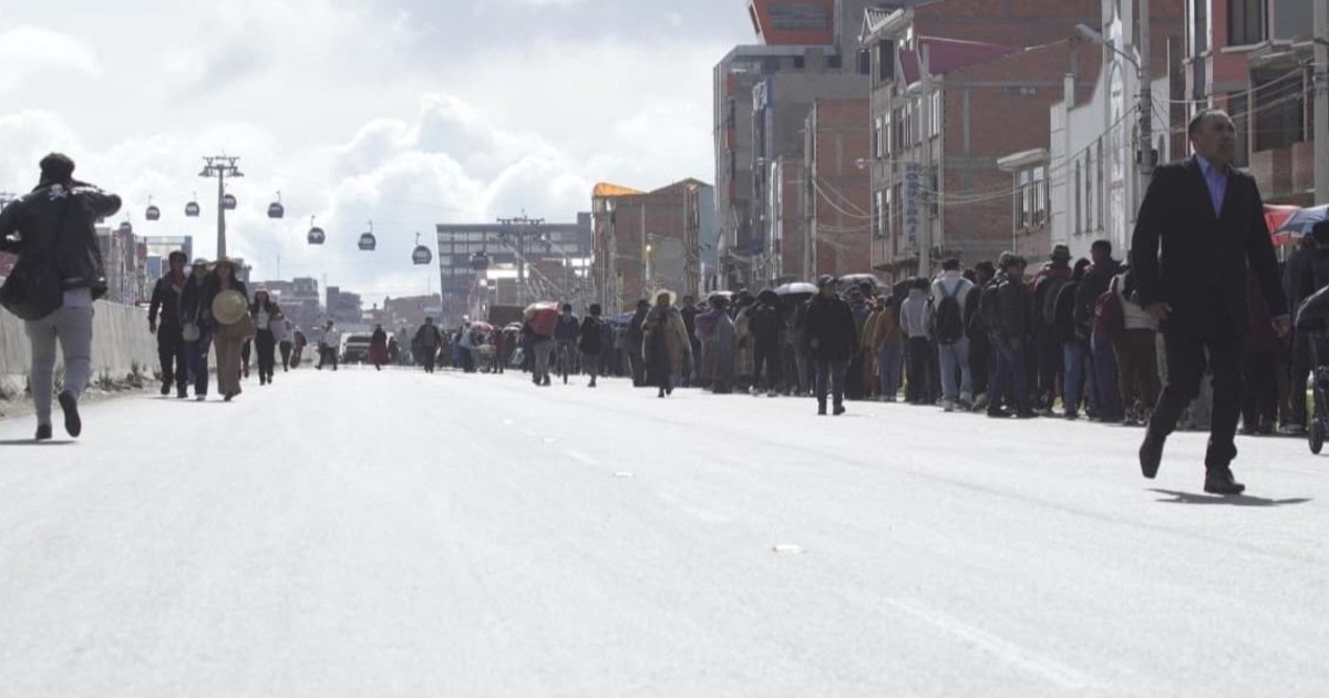La Paz registra calles intransitables y filas en teleféricos por protesta ciudadana