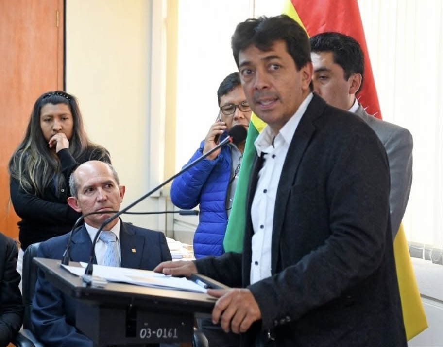 Zamora responde a Montes y anuncia definiciones en UNIR tras fallo constitucional