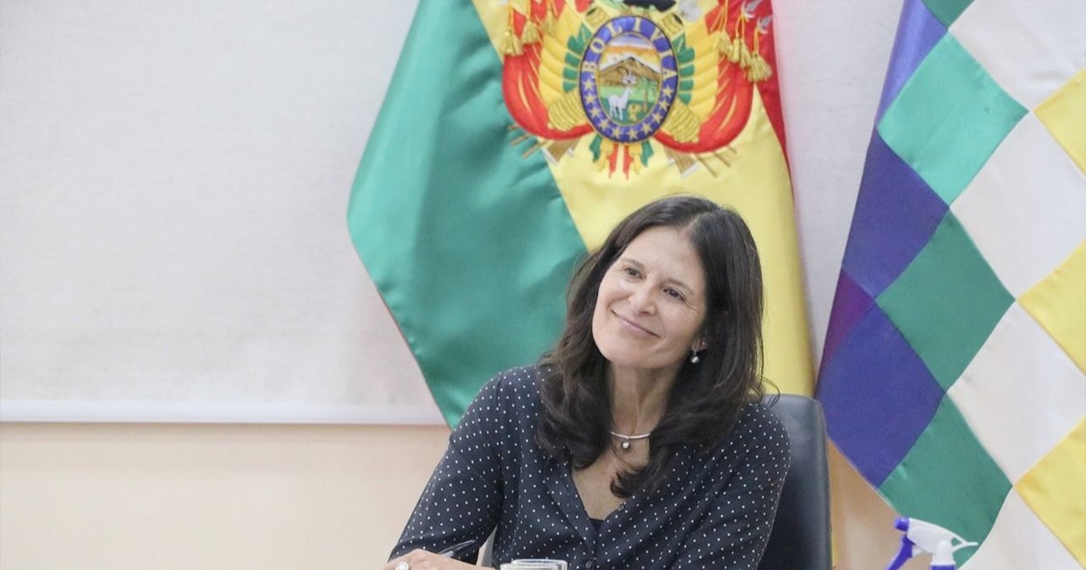 Ministra de Educación anuncia 10 000 becas tecnológicas para bachilleres bolivianos