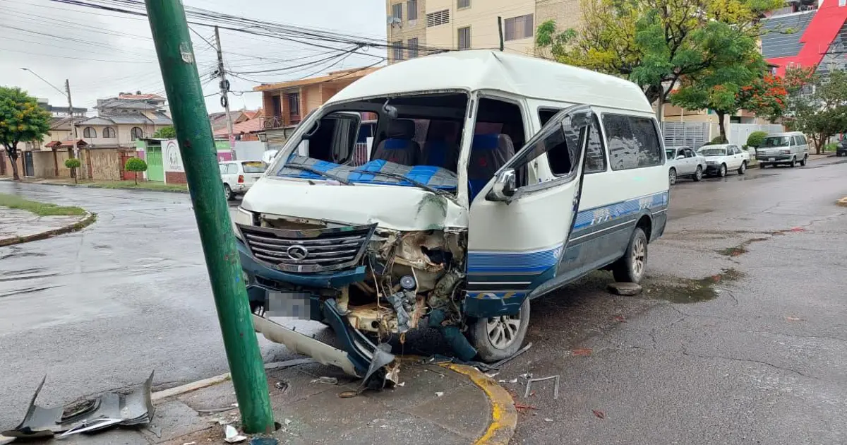 Conductor queda atrapado en minibús tras chocar contra poste en La Paz