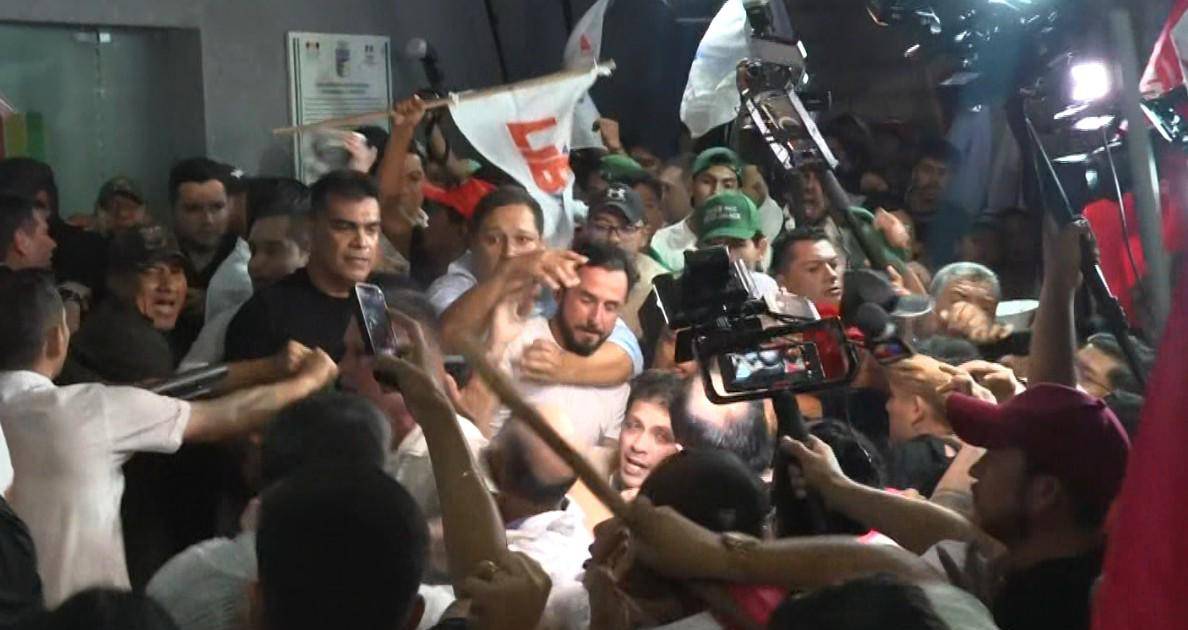 Agreden a JP Velasco y Paola Aguirre al ingresar al TED de Santa Cruz