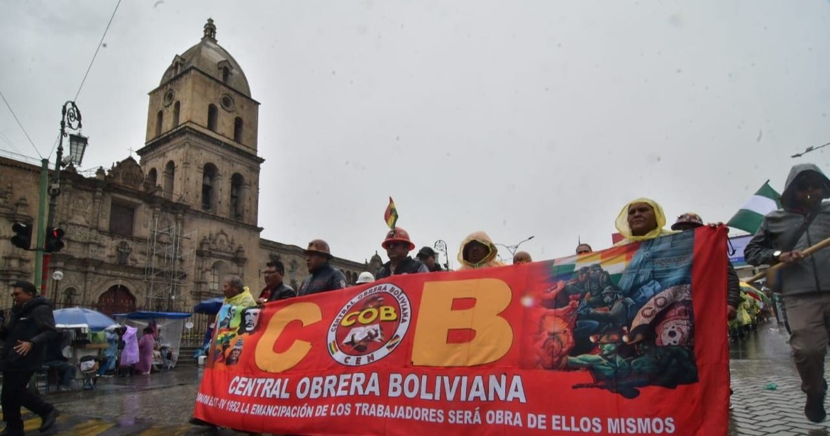 Sindicatos en La Paz marchan cinco días contra retiro de subvención al combustible