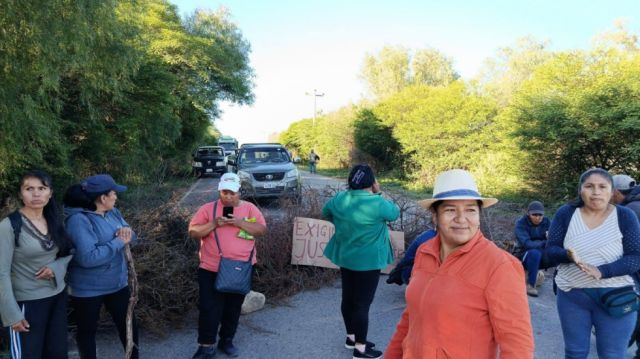 Comunarios de Uriondo levantan bloqueo y anuncian transporte libre en la zona