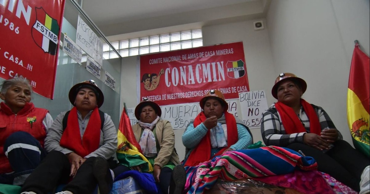 Mineros asalariados y magisterio instalan huelga de hambre en Santa Cruz
