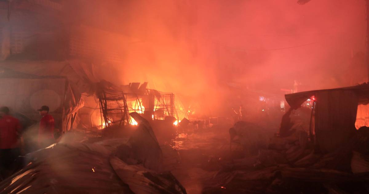 Incendio consume decenas de negocios en San Pedro Sula Honduras y moviliza a bomberos Incendio consume decenas de negocios en San Pedro Sula Honduras y moviliza a bomberos