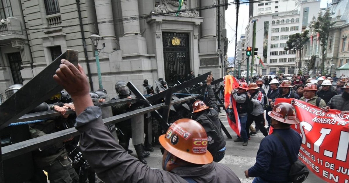 Mineros detonan dinamita en protestas en La Paz y Gobierno anuncia denuncias