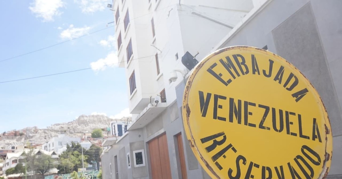 Gobierno boliviano confirma que salida de embajada venezolana no fue decisión local y anuncia revisión migratoria