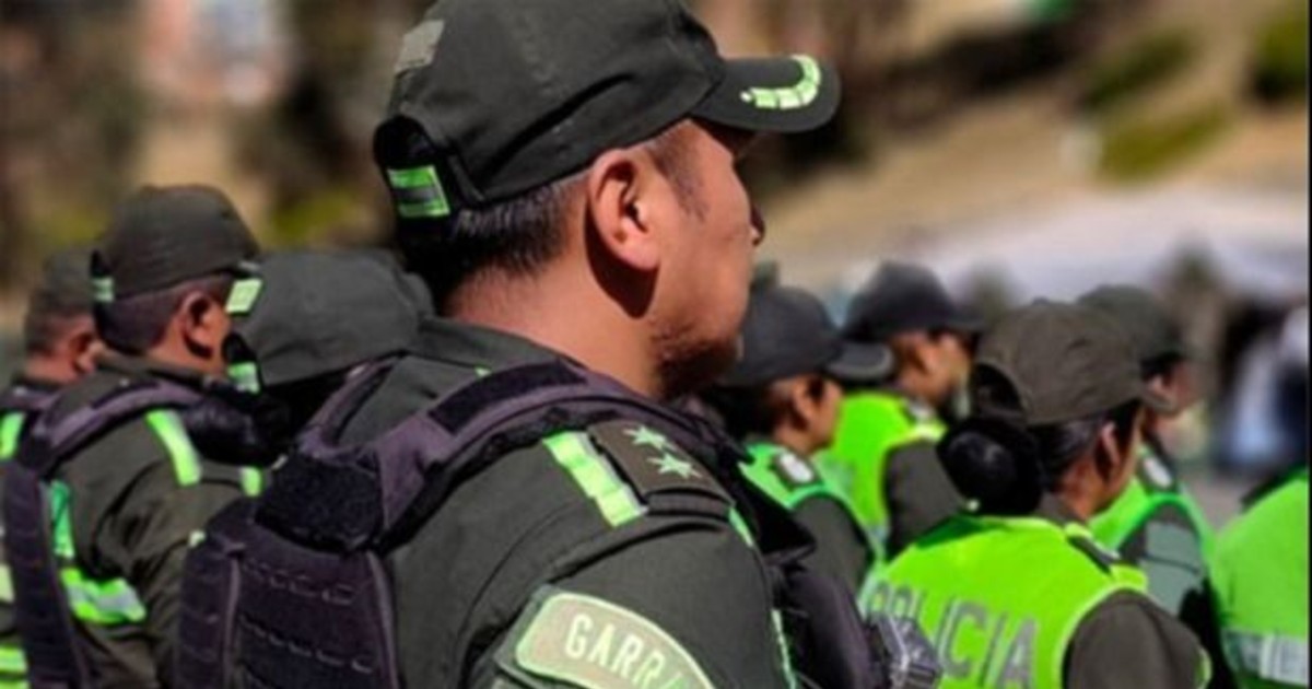 Policía en La Paz va preso por amenazar con arma a su pareja