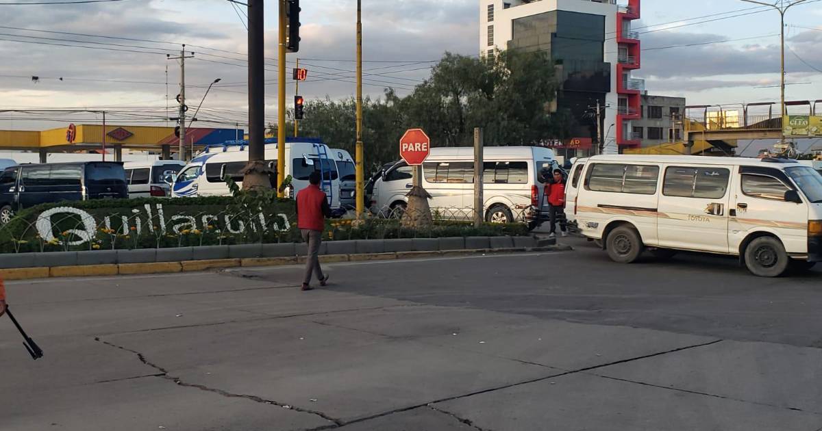 Transportistas de Quillacollo instalan bloqueos y exigen regulación del pasaje interprovincial