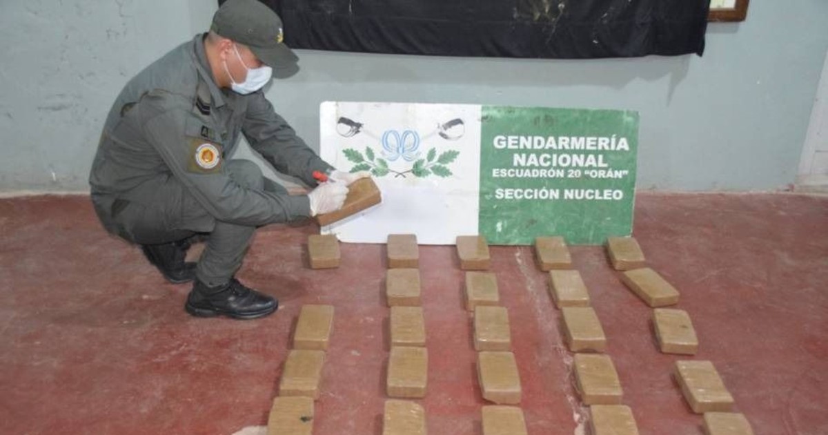 Policía de Tarija captura a hombre y tres adolescentes con 26 kilos de droga en río Bermejo