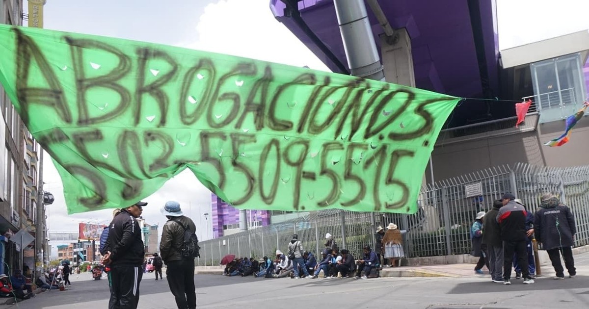 Gobierno impulsa diálogo mientras bloqueadores exigen abrogación de tres decretos en 48 horas