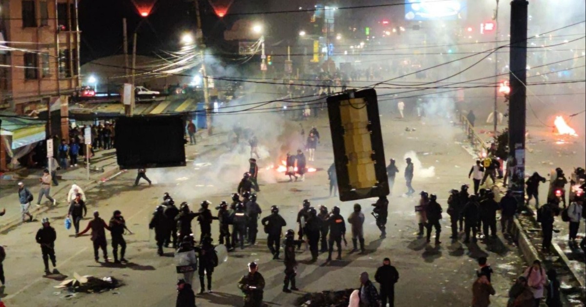 Ponchos Rojos destrozan vidrios de vehículos en El Alto y generan alarma ciudadana
