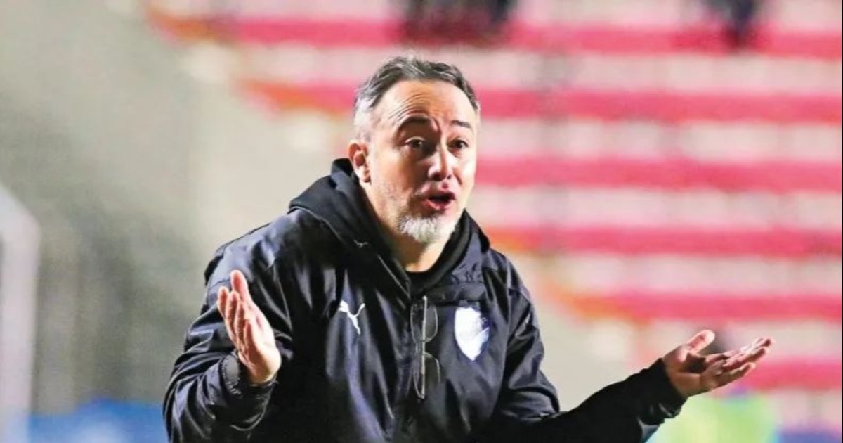 Entrenador boliviano impulsa debate sobre conocimiento de fútbol en periodistas