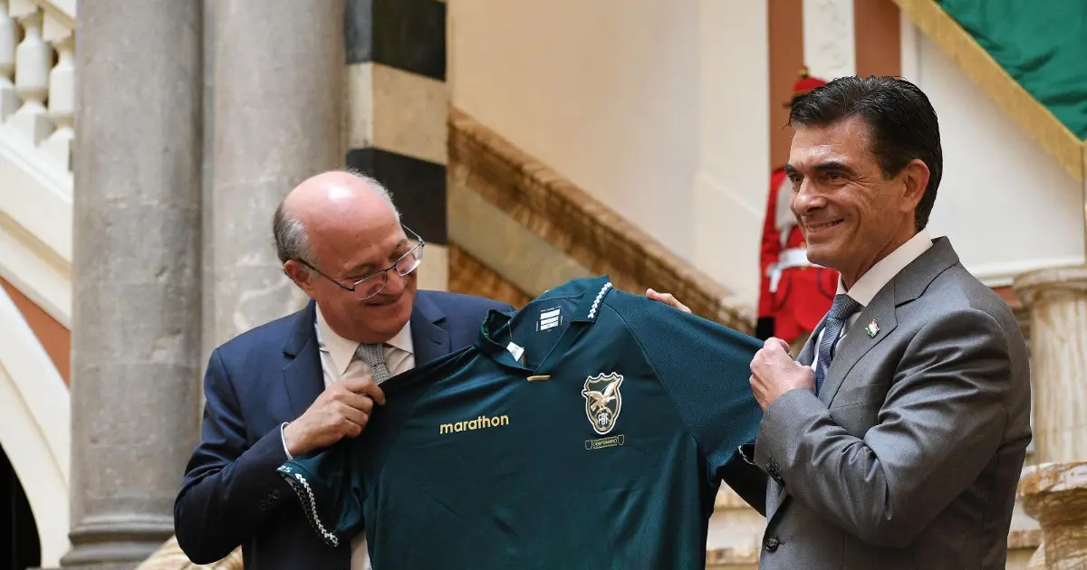 Presidente del BID recuerda lago Titicaca y recibe camiseta de La Verde en Bolivia