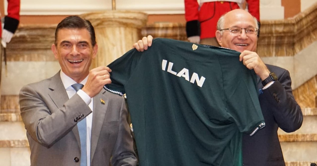 Rodrigo Paz entrega camiseta de La Verde a Ilan Goldfajn presidente del BID en Bolivia