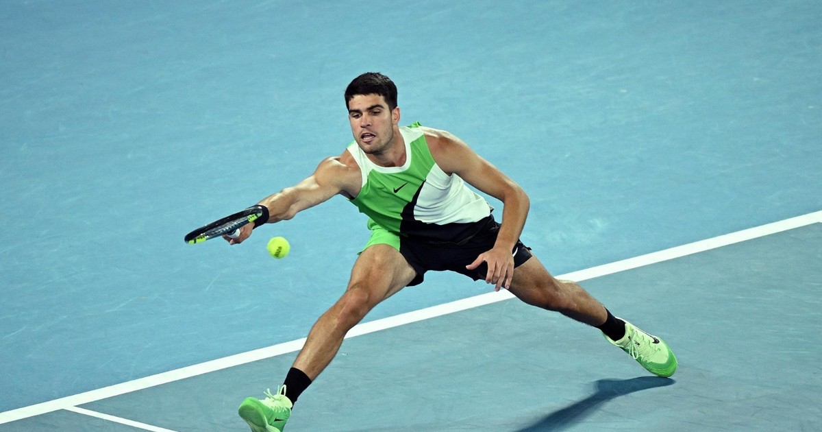 Carlos Alcaraz supera debut difícil y avanza en el Australian Open 2024