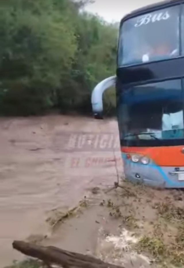 Lluvias intensas dejan encunetada flota en tramo Yacuiba Villa Montes