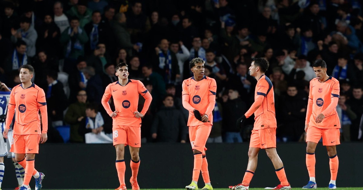 Barcelona pierde ante Real Sociedad en duelo caótico en La Liga