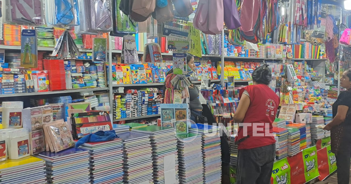 Comerciantes en La Paz anuncian caída de hasta 50 por ciento en precios de útiles escolares