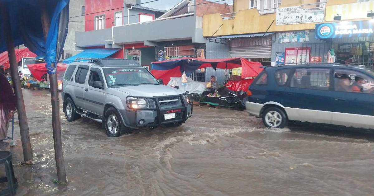 Cochabamba enfrenta inundaciones que afectan calles y mercados por intensa lluvia