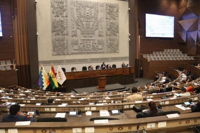 Legisladores en Bolivia debaten propuesta que impulsa reducción de sueldos públicos