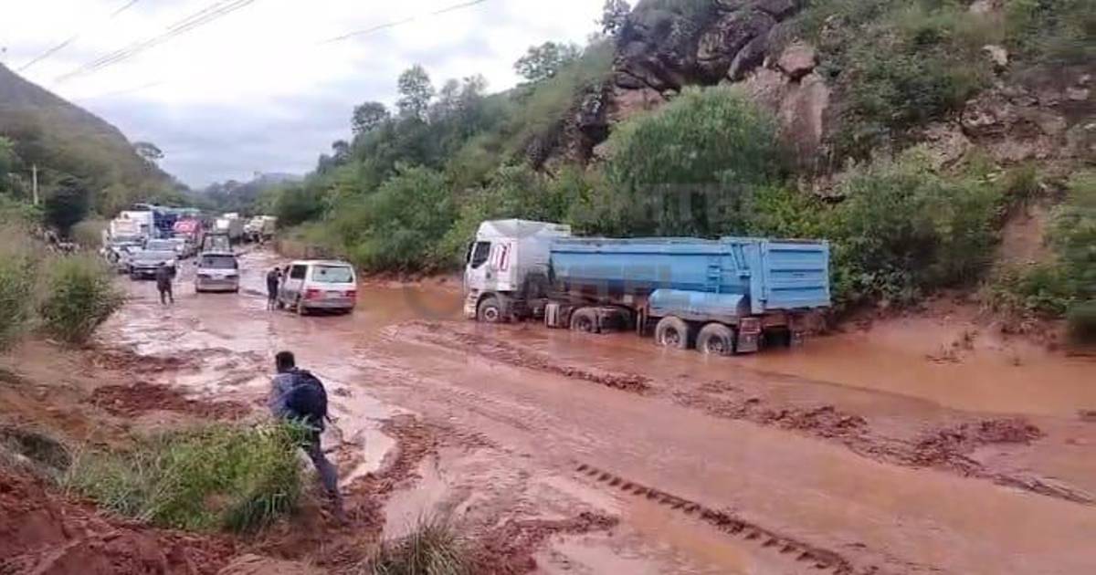 Río Viloma desborda y corta tráfico en ruta Cochabamba al occidente