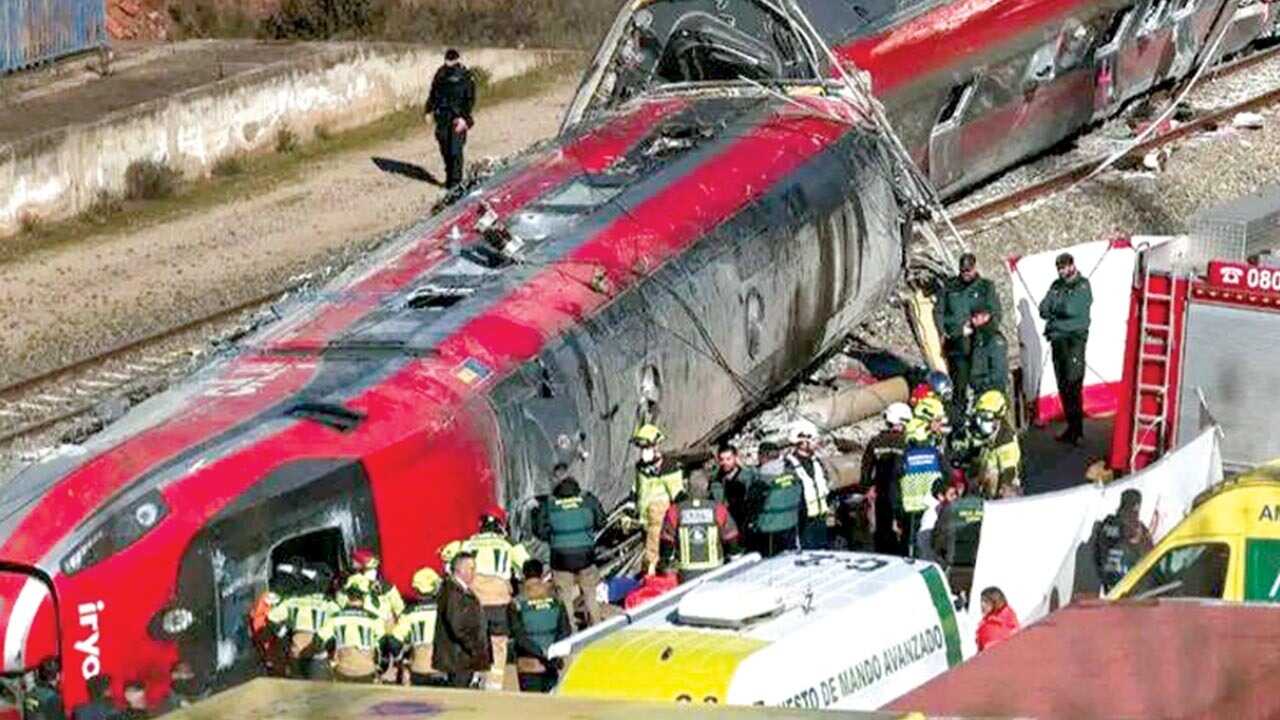 España confirma rotura de vía como posible causa del accidente de trenes con 45 muertos