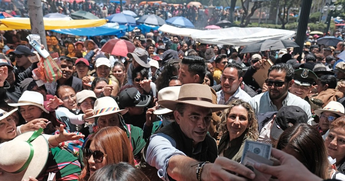 Rodrigo Paz recibe la Alasita y entrega billetitos en plaza Murillo Rodrigo Paz recibe la Alasita y entrega billetitos en plaza Murillo