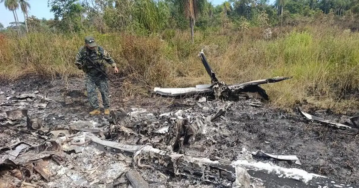 Autoridades paraguayas hallan incinerada avioneta con matrícula boliviana en frontera