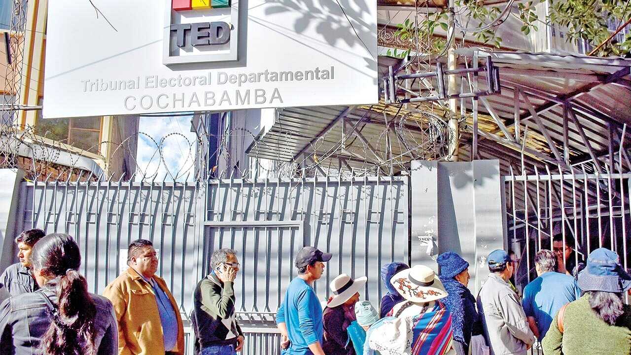 Libre y A-UPP enfrentan inhabilitación de más de 30 candidatos a alcaldes en Bolivia