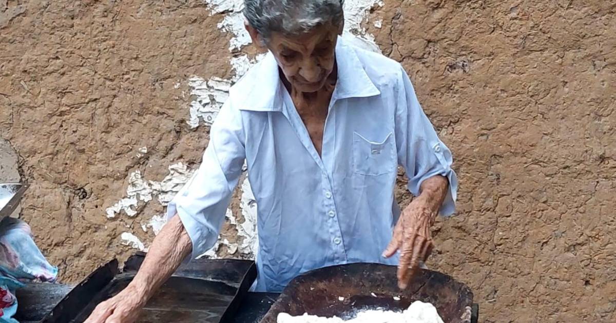 Ana de 99 años desafía al tiempo y cosecha frutas en su huerto de La Paz